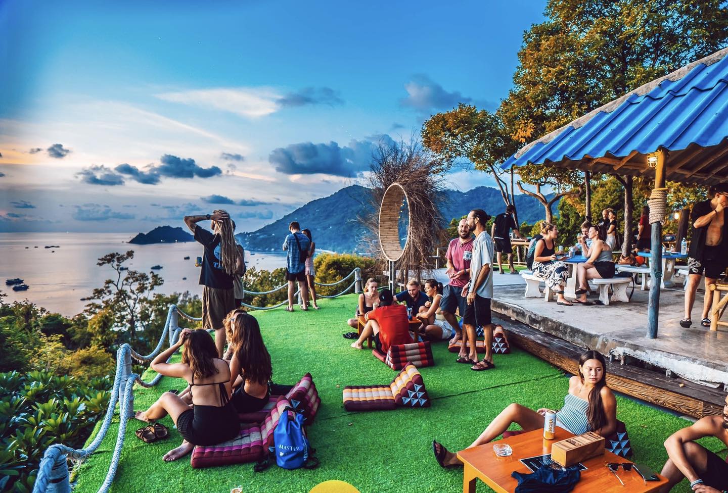 Paradise Breaks venue Skyline Bar on Koh Tao Thailand offers stunning sunset views.